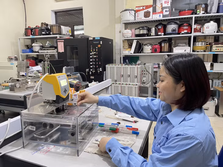 Kiểm định nhiệt kế y học thủy tinh, thủy ngân có cơ cấu cực đại tại Chi cục Tiêu chuẩn, Đo lường, Chất lượng tỉnh.