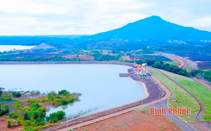 Núi Bà Rá nhìn từ hồ Thủy điện Thác Mơ - Ảnh: Phú Quý