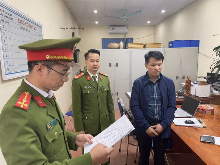 Cơ quan CSĐT Công an tỉnh Bắc Giang tống đạt quyết định khởi tố bị can đối với Hà Ngọc Tú.
