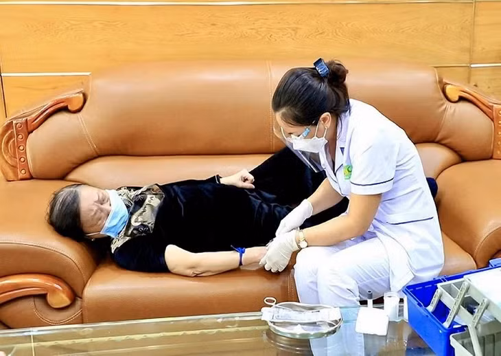 Bác sĩ của CDC chăm sóc sức khỏe NCT tại nhà. Ảnh: Quỳnh Trang (CTV)