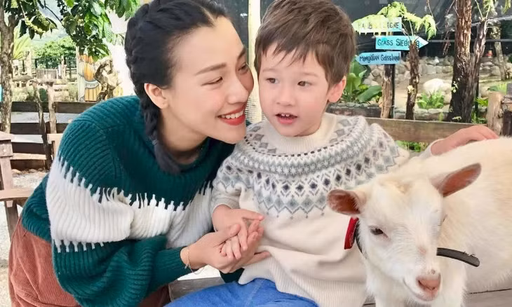 Hoàng Oanh: "Con trai là điểm tựa cho tôi sống tốt". Video: Hoàng Dung - Mỹ An