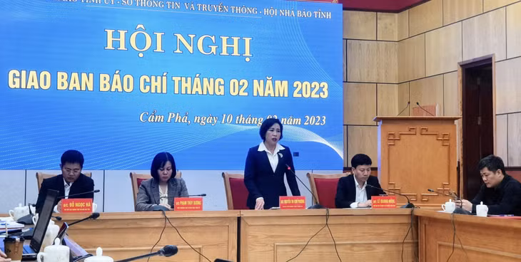 Đại diện lãnh đạo TP Cẩm Phả thông tin nhanh về kết quả phát triển KT-XH của thành phố trong năm 2022, nhiệm vụ, giải pháp trọng tâm của thành phố trong năm 2023; công tác tổ chức lễ hội Đền Cửa Ông trong tháng 2/2023.
