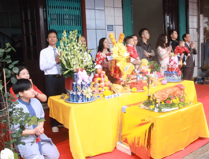 Rất đông nhân dân địa phương thành tâm làm lễ tại gia đình, khu phố tưởng nhớ công đức, cuộc đời và sự nghiệp của Đức Ông Hưng Nhượng Đại Vương Trần Quốc Tảng và các tướng lĩnh nhà Trần.