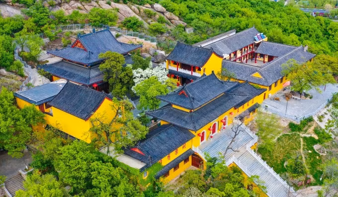 Tháng 4 hàng năm, chùa Longdong trong khu thắng cảnh Kongwangshan, thành phố Liên Vân Cảng, tỉnh Giang Tô, trở thành điểm check in được yêu thích nhờ cây cổ thụ hơn 830 năm tuổi ở giữa sân. Đây là cây hoa lưu tô, tới mùa xuân sẽ trổ bông đầy cành. Nhìn từ xa, những chùm hoa tựa đám mây, lại gần thì trắng muốt, đẹp và tinh tế, nổi bật giữa núi rừng và sắc vàng rực của ngôi chùa cổ. Tháng 7/2018, chính phủ đã vinh danh cây lưu tô này là 'cây cổ thụ đẹp nhất Trung Quốc'.