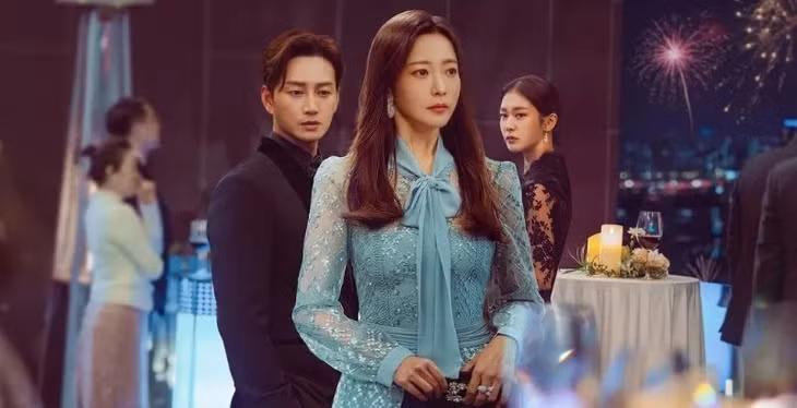 Kim Hee Sun vào vai phụ nữ bị chồng bỏ trả thù "tiểu tam". Ảnh: Remarriage &amp; Desires.