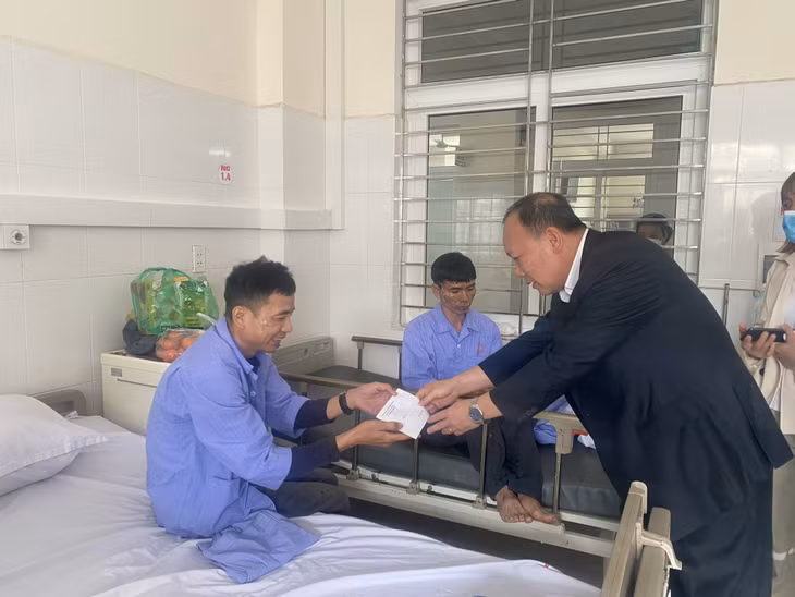 Lãnh đạo Sở Lao động, Thương binh và Xã hội trao hỗ trợ cho các nạn nhân đang điều trị tại Trung tâm y tế Thị xã Quảng Yên.