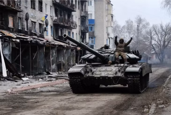 Xe tăng Ukraine tại thị trấn Siversk đã bị xung đột tàn phá. Ảnh: Getty Images