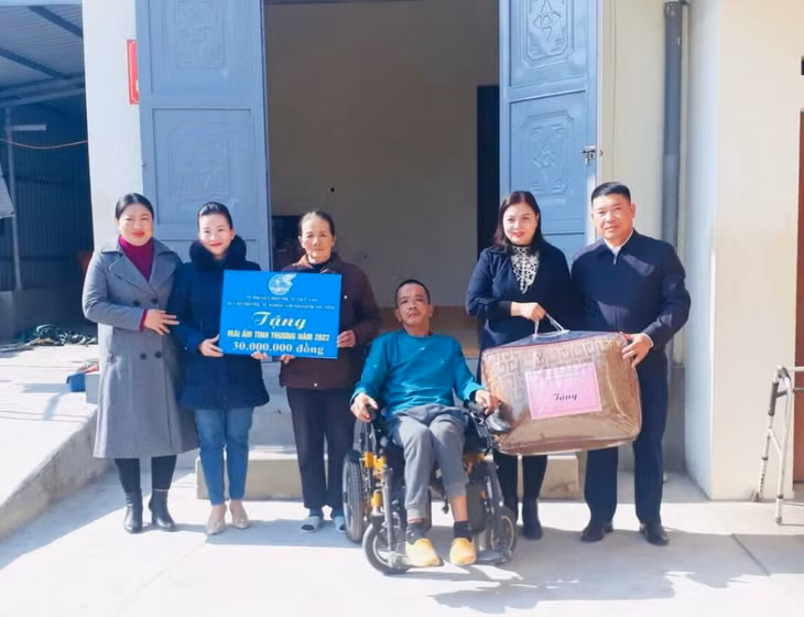 Hội LHPN TX Quảng Yên trao hỗ trợ kinh phí xây dựng nhà ở cho gia đình hội viên có hoàn cảnh khó khăn là bà Vũ Thị Mềm (xã Tiền An).