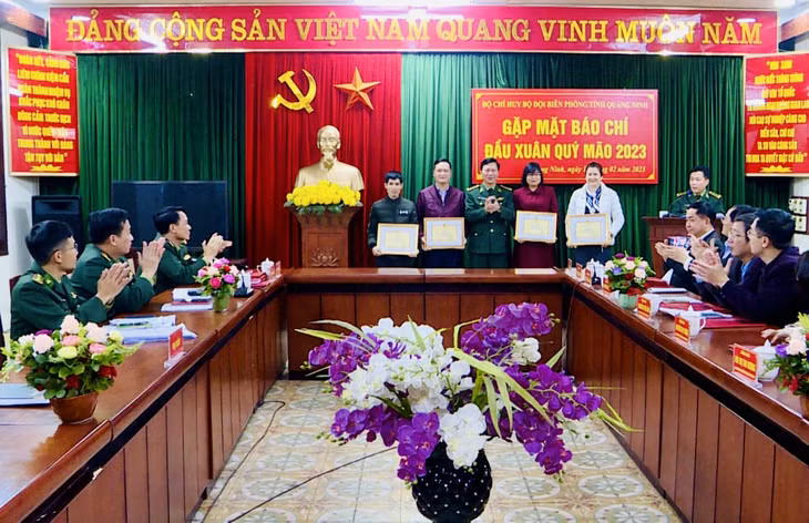 Đại tá Lê Xuân Men, Chính ủy Bộ Chỉ huy BĐBP tỉnh trao Giấy khen cho các cá nhân của Trung tâm Truyền thông tỉnh đã có nhiều đóng góp trong công tác phối hợp tuyên truyền.