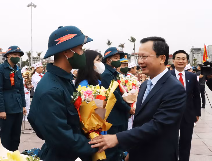 Đồng chí Cao Tường Huy, Quyền Chủ tịch UBND tỉnh tặng hoa chúc mừng, động viên các tân binh lên đường nhập ngũ.