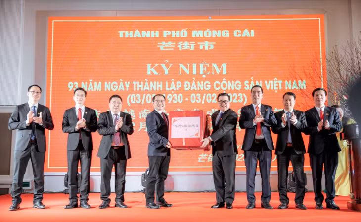 TP Đông Hưng (Trung Quốc) thăm, chúc mừng TP Móng Cái (Việt Nam) nhân kỷ niệm 93 năm Ngày thành lập Đảng Cộng sản Việt Nam ảnh 2 TP Đông Hưng (Trung Quốc) thăm, chúc mừng TP Móng Cái (Việt Nam) nhân kỷ niệm 93 năm Ngày thành lập Đảng Cộng sản Việt Nam ảnh 2