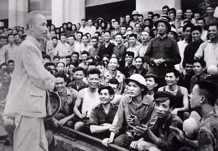 Bác Hồ gặp gỡ công nhân Nhà máy Xe lửa Gia Lâm, Hà Nội năm 1955. (Ảnh tư liệu)