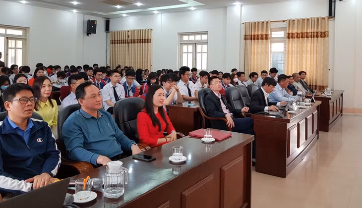 Các đại biểu, học sinh tham dự Lễ ra quân các đội tuyển của tỉnh dự thi chọn học sinh giỏi quốc gia và thi KHKT quốc gia năm học 2022-2023.