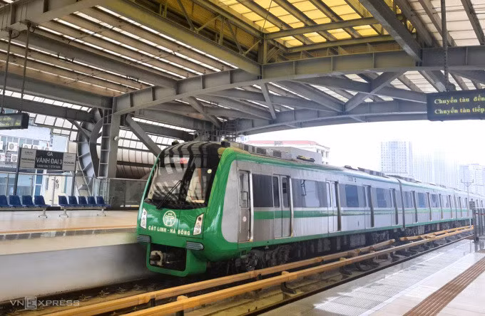 Tàu đang vào ga Vành đai 3, tuyến đường sắt Cát Linh - Hà Đông, lúc 13h30 ngày 11/2. Ảnh: Võ Hải