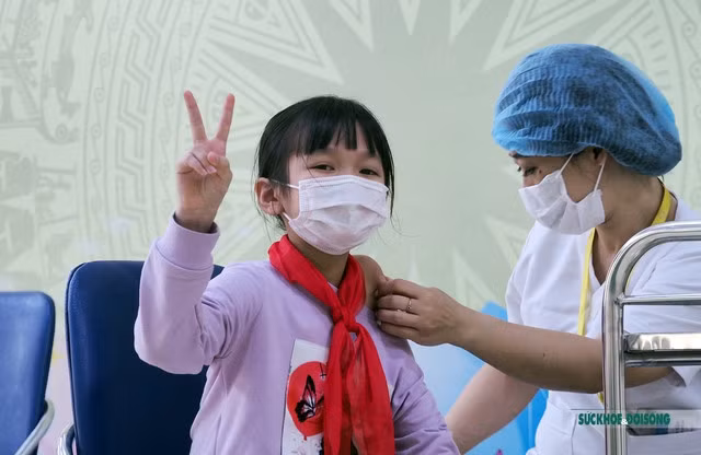 Bộ GD&amp;ĐT yêu cầu các đơn vị tiếp tục tăng cường công tác tuyên truyền, rà soát, lập danh sách trẻ mầm non, học sinh chưa được tiêm chủng đầy đủ để phối hợp với cơ quan y tế địa phương tổ chức tiêm chủng vaccine phòng COVD-19 đầy đủ cho trẻ mầm non, học sinh.