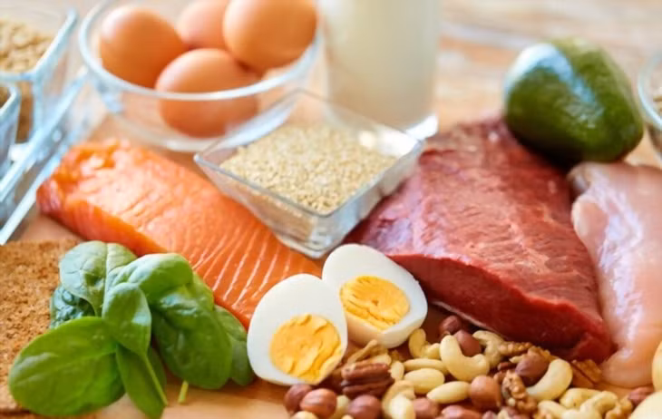 Tránh ăn thực phẩm giàu protein với sữa vì nó có thể dẫn đến các vấn đề tiêu hóa. Ảnh: Shutterstock.