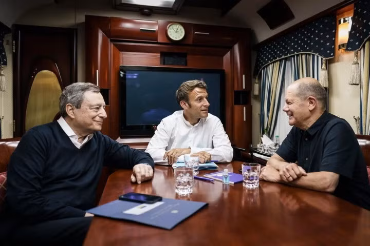 Từ trái qua: Thủ tướng Italy Mario Draghi, Tổng thống Pháp Emmanuel Macron và Thủ tướng Đức Olaf Scholz cùng tới Ukraine ngày 16/6/2022. (Ảnh: Getty)