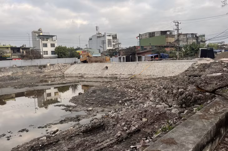 Hồ điều hòa khu vực Bệnh viện Phổi đang được đơn vị thi công nạo vét và thanh thải.