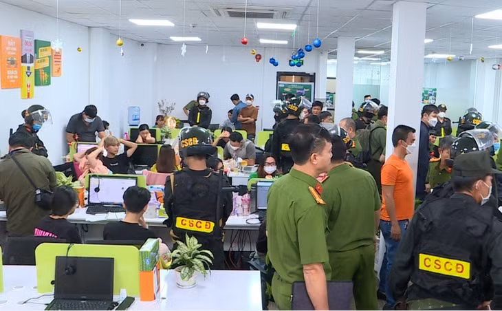 Công an khám xét địa điểm liên quan đường dây phạm tội. Ảnh: Công an cung cấp.