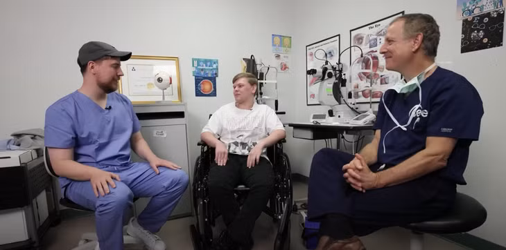 MrBeast trò chuyện với bệnh nhân khiếm thị sau ca phẫu thuật. Ảnh: YouTube.