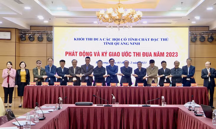 Các đơn vị thành viên trong Khối thể hiện quyết tâm thi đua năm 2023.