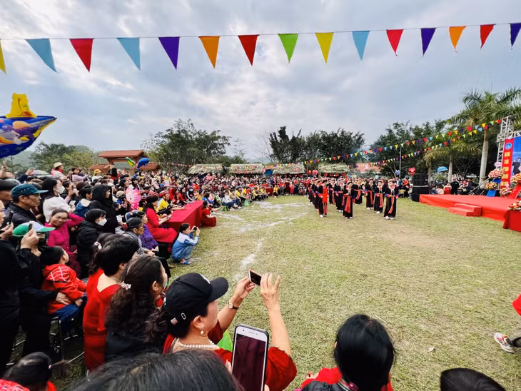 Biểu diễn, giao lưu dân vũ tại Hội làng Bằng Cả (2-2023). Ảnh: Hoàng Quý