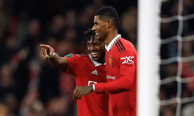 Fred (trái) mừng bàn cùng Rashford vào lưới Nottingham ở bán kết lượt về Cup Liên đoàn Anh trên sân Old Trafford, Manchester tối 1/2/2023. Ảnh: PA
