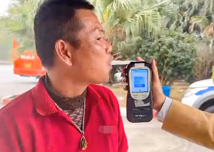 CSGT kiểm tra nồng độ cồn đối với tài xế N.T.D. Ảnh: H.Q.