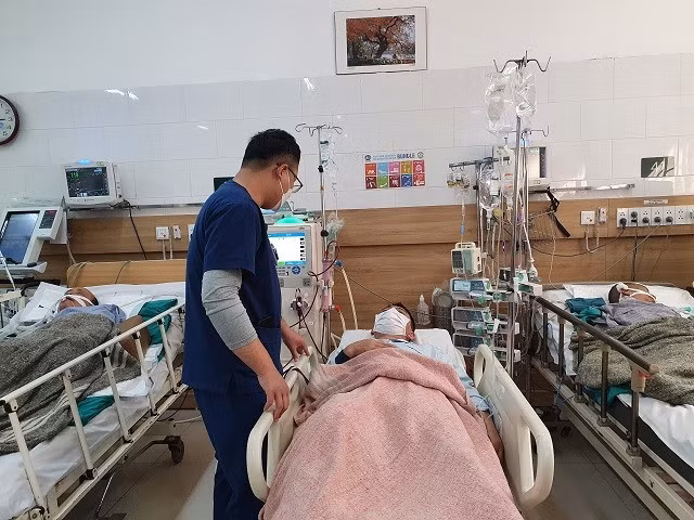 Bác sĩ Trung tâm Chống độc đang thăm khám cho bệnh nhân ngộ độc methanol. Ảnh: Mai Thanh