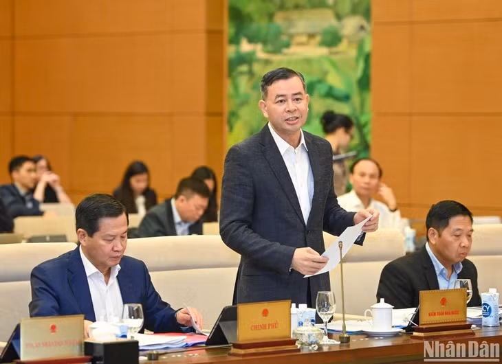 Tổng Kiểm toán nhà nước Ngô Văn Tuấn trình bày Báo cáo tóm tắt về dự thảo Pháp lệnh. (Ảnh: DUY LINH)