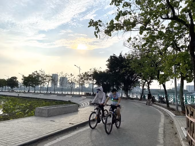 Một số người dân đạp xe tập thể dục ở Hồ Tây, quận Tây Hồ (Hà Nội), hồi tháng 8/2022. Ảnh: Quỳnh Nguyễn