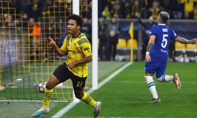Adeyemi chia vui sau khi độc diễn, ghi bàn vào lưới Chelsea. Ảnh: Reuters