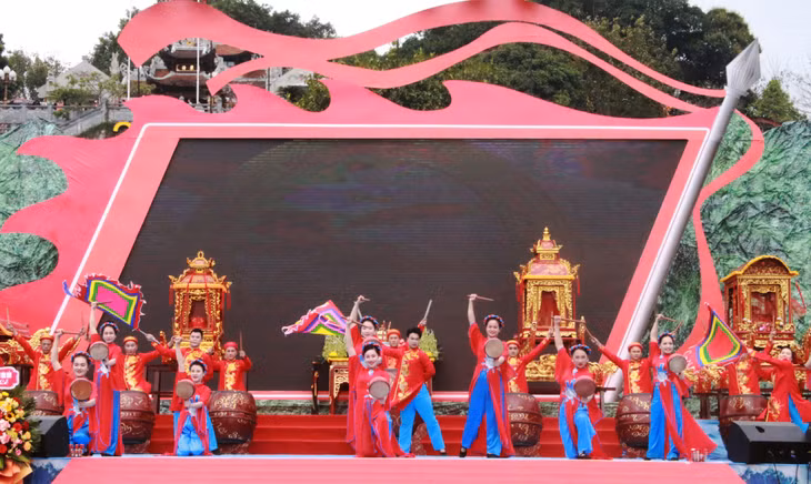 Màn trống khai hội Đền Cửa Ông.