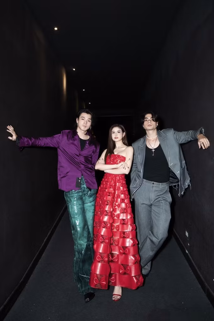 Trương Quỳnh Anh chụp ảnh cùng Khương Lê (trái) và Gi-A Nguyễn (phải) - hai bạn diễn trong phim - tại sự kiện. Ảnh: Phan Tiến Vũ