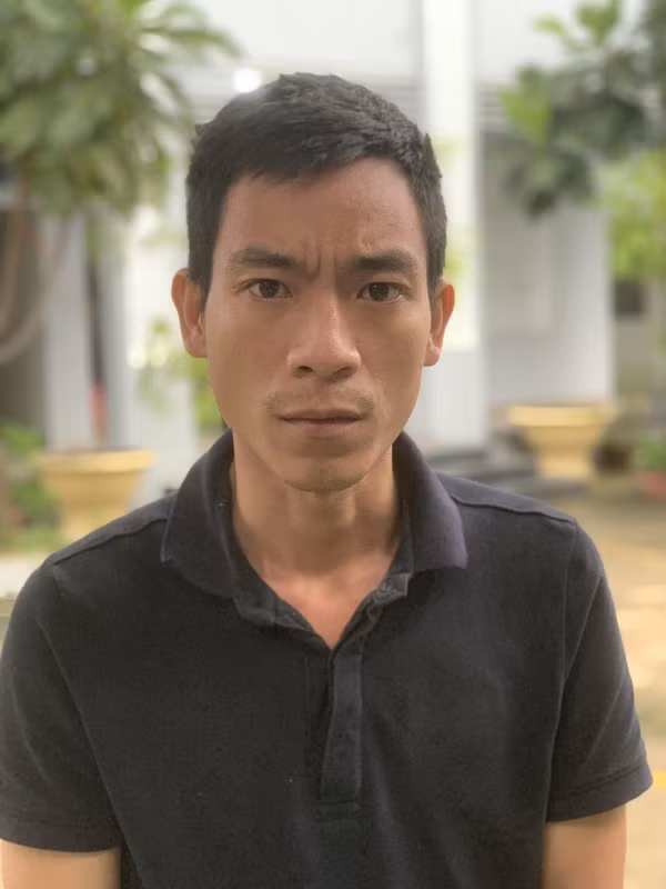 Nguyễn Hoàng Tú cùng tang vật những chiếc xe máy trộm được.