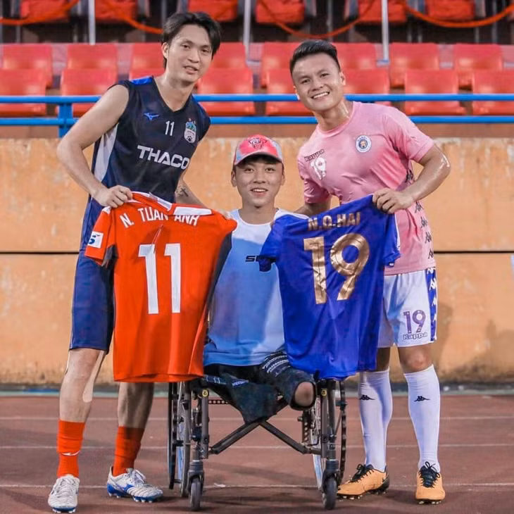 Phạm Tuấn Hưng (giữa) đã truyền cảm hứng đến mọi người về nghị lực, ý chí vươn lên của chính mình thông qua những video trên mạng TikTok.