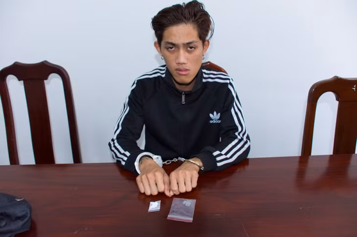 Tạ Anh Giang cùng tang vật bị thu giữ.