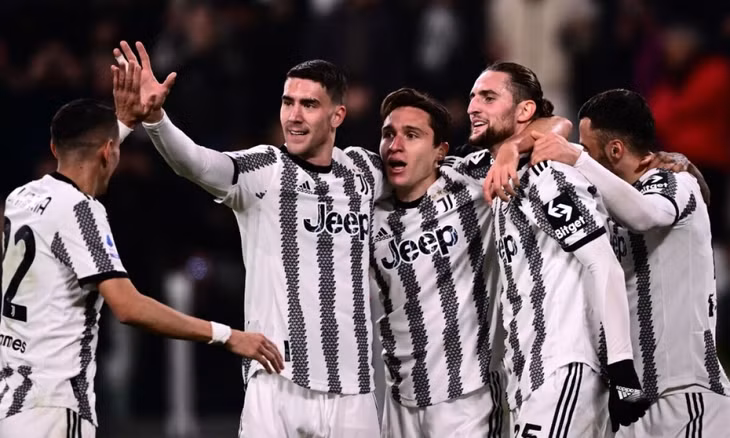 Vlahovic chia vui sau khi ghi bàn cho Juventus trước Nantes. Ảnh: AFP