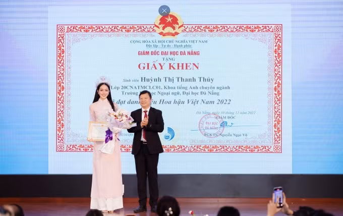 Thanh Thủy diện áo dài nhận giấy khen. Ảnh: Nhân vật cung cấp