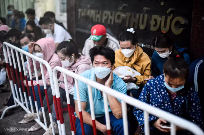Lao động đi rút BHXH một lần tại Bảo hiểm xã hội TP Thủ Đức (TP HCM) cuối năm 2022. Ảnh: Thanh Tùng