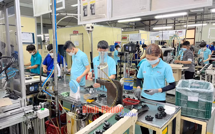 Công nhân Khu công nghiệp Minh Hưng - Hàn Quốc (thị xã Chơn Thành) trong giờ làm việc