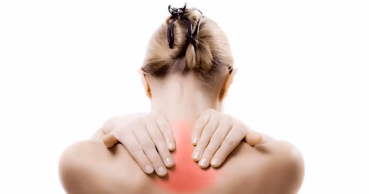 Cơn đau thường xảy ra ở phần lưng trên hoặc giữa 2 bả vai là một trong những dấu hiệu cảnh báo bị ung thư vú.