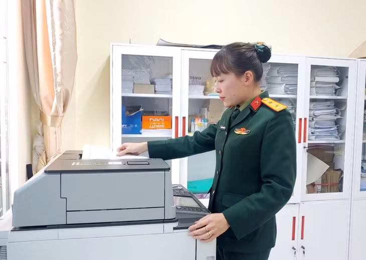 Trung úy quân nhân chuyên nghiệp Nguyễn Thanh Huyền xử lý các văn bản đi, đến ở bộ phận văn thư bảo mật.
