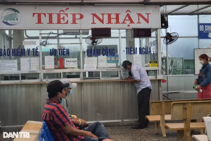 Người dân đăng ký khám bệnh, tiêm ngừa tại Bệnh viện Bệnh Nhiệt đới TPHCM (Ảnh: Hoàng Lê).