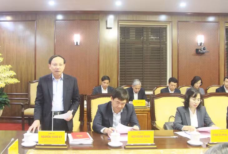 Đồng chí Nguyễn Xuân Ký, Ủy viên BCH Trung ương Đảng, Bí thư Tỉnh ủy, Chủ tịch HĐND tỉnh, báo cáo với đoàn công tác.