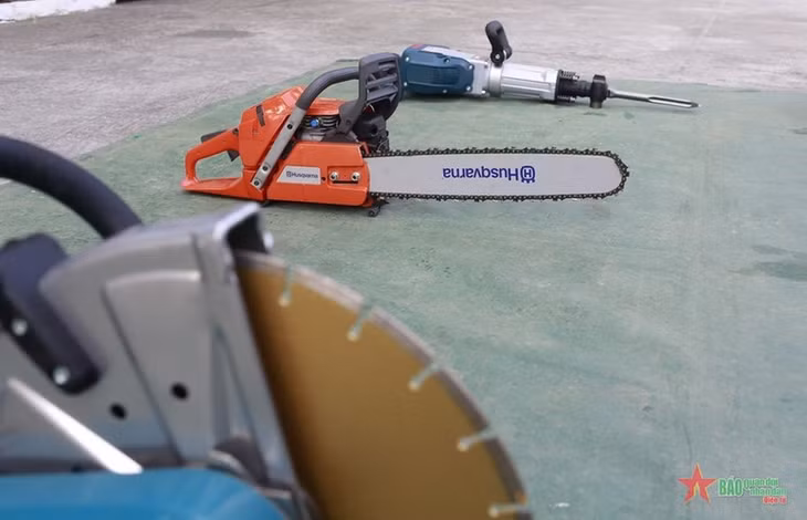 Máy cưa và máy cắt cầm tay là những trang bị không thể thiếu.