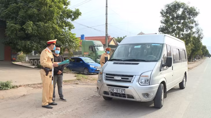 Lực lượng CSGT kiểm tra chặt chẽ phương tiện vận chuyển hành khách, xử lý nghiêm lái xe chở quá số người quy định.
