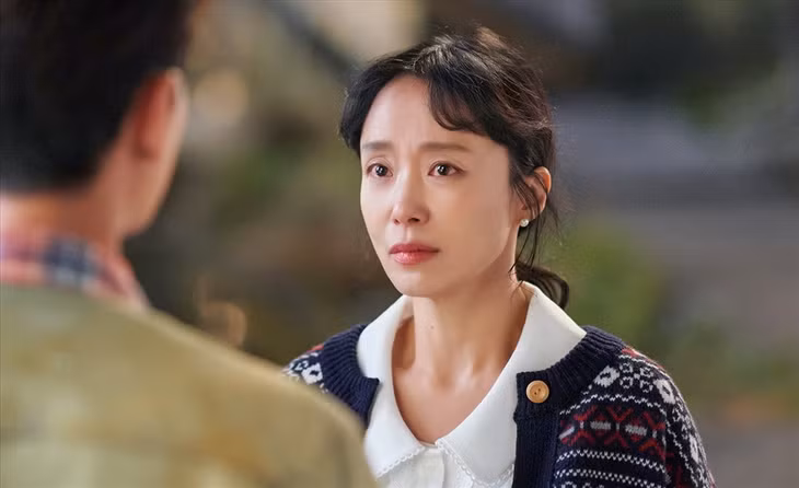 Dù Jeon Do Yeon bị chê tạo hình già nua song phim mới của cô vẫn được yêu thích. Ảnh: Nhà sản xuất tvN.