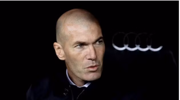 HLV Zidane đang chờ cuộc gọi từ một ông lớn.