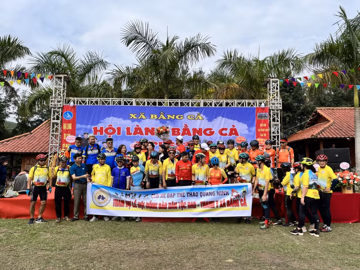 Hội làng Bằng Cả năm 2023 còn đón hàng chục vận động viên CLB Xe đạp thể thao Quảng Ninh đến tham gia, giao lưu.